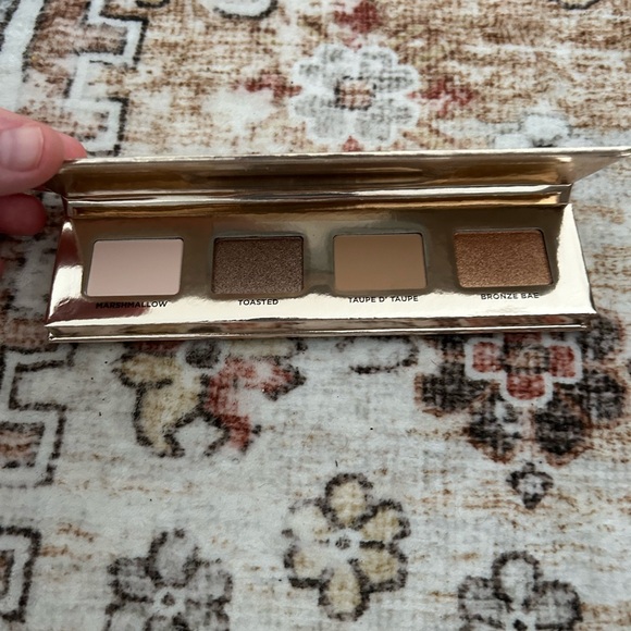 Iconic London Soft and Smokey Eyeshadow Palette - Picture 4 of 6